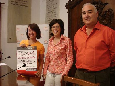 El Ayuntamiento respalda el VI Desfile de moda del rea Comercial del Barrio
