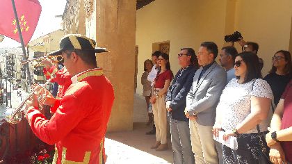 El Toque de Cabildos y el Himno de los Ministriles anuncian la procesin del Corpus Christi desde el balcn del Ayuntamiento y las Salas Capitulares