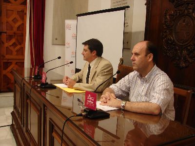 La concejala de Educacin del Ayuntamiento de Lorca concede 300 euros a 28 lorquinos que se fueron de Erasmus en el curso 2006/7