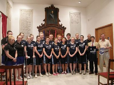 El Alcalde destaca la importancia del deporte como factor de cohesin entre culturas en la recepcin de la seleccin Escocesa de Baloncesto Cadete Femenino