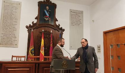 El pintor lorquino Jos Lpez Gimeno dona un retrato del Rey Felipe VI al Ayuntamiento de Lorca para que presida la Sala de Cabildos