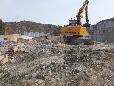 El Ayuntamiento ejecuta la demolicin de varias edificaciones junto al IES Bartolom Prez Casas en San Cristbal