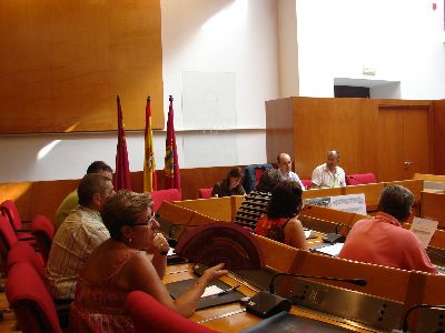 El Consejo Escolar Municipal acuerda los das no lectivos para el prximo curso y la construccin de un nuevo instituto y la de un pabelln para primaria en el Ana Caicedo