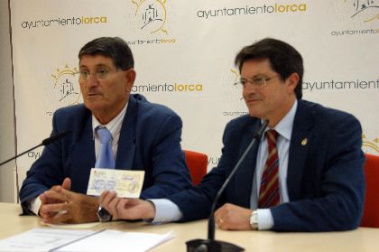El alcalde recibe una ayuda de 12.000 euros para los damnificados del terremoto por parte del primer edil de guilas