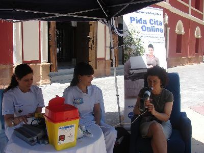 Cientos de ciudadanos se realizan pruebas sanitarias en la Plaza Caldern con motivo de los das del asma y la hipertensin