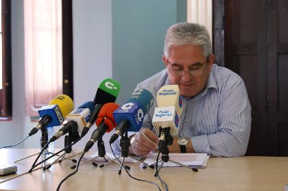 El dispositivo logstico para Semana Santa incluye, entre otros puntos, 400 toneladas de arena, 4 de goma, 105.000 vatios de iluminacin, 105 proyectores de luz, 30 aseos qumicos y 7 carpas