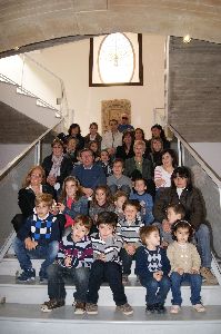 El colegio San Fernando entrega el dinero obtenido de la venta de las figuras del Beln que han realizado los alumnos del centro con materiales reciclables