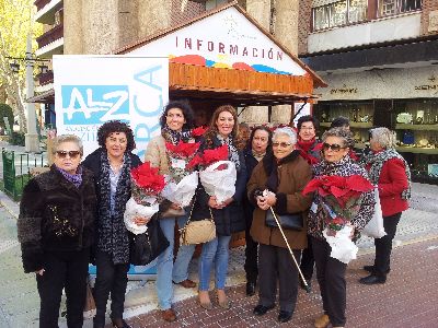 El Ayuntamiento participa en la venta benfica anual de flores de Pascua de la asociacin Alzheimer Lorca