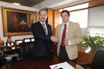 El alcalde mantiene una reunin con Hefame con motivo de las acciones solidarias frente a la situacin que vive la ciudad como consecuencia del terremoto