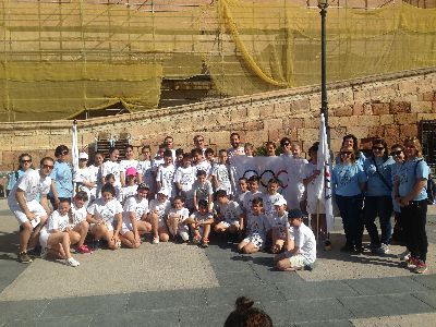 El colegio Virgen de las Huertas inicia su semana olmpica con una marcha inaugural por las calles de la ciudad y el encendido de la antorcha