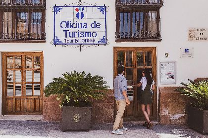 La concejala de Turismo suspende la atencin presencial en los tres puntos de informacin, las visitas y actividades