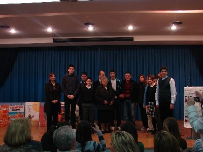 M Paz Carazo y Alberto Mouliaa recogen sus premios como ganadores en la 1 Edicin del Certamen de narracin para Educacin Secundaria ?Premio ngeles Pascual?