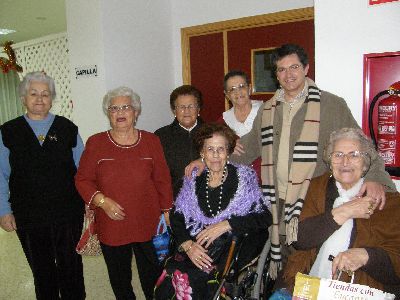 El Alcalde de Lorca visita las residencias de ancianos durante la noche de Nochebuena para felicitarles la Navidad