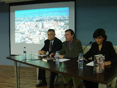 Francisco Montiel present el libro ?La ciudad de los escudos? de Espartaria