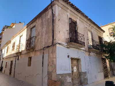 El Ayuntamiento de Lorca ejecutar, de manera subsidiaria, el saneamiento de varias fachadas y la limpieza de solares