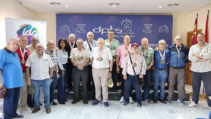 Los ganadores de los Juegos de la Tercera Edad de los 47� JDG reciben sus premios y la camiseta conmemorativa 