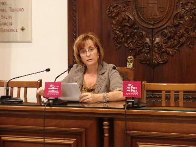 Laly Ibarra entrega los diplomas del II curso de albailera de Critas