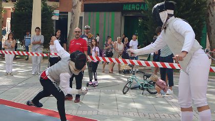Velocidad, precisi�n y estrategia en la exhibici�n de esgrima de los 47� JDG a cargo del Club de Esgrima de Lorca