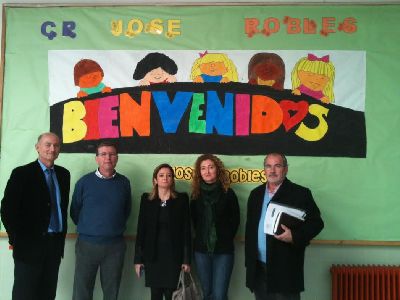 El Ayuntamiento de Lorca invierte 57.000 ? en mejorar las clases y la pista deportiva del colegio Jos Robles, donde se ha creado dos aulas nuevas y un saln de actos