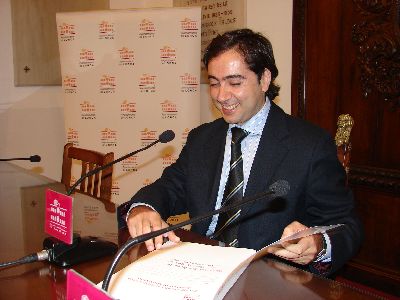 Francisco Garca reclama a Collado ?que calme sus nervios y no traslade sus tensiones internas a la sociedad lorquina. Un buen poltico debe mantener las formas?.