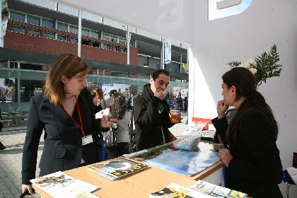 El Ayuntamiento de Lorca inicia el reparto en FITUR de un millar de pauelos blancos y azules de promocin de ?Una Pasin Diferente?