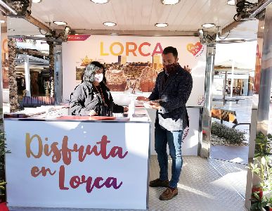 La concejala de Turismo relanza el Punto de Informacin Turstica mvil con una nueva imagen para atraer ms visitantes y turistas