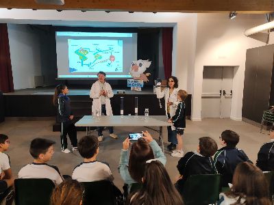 M�s de 300 alumnos de Primaria participan en la iniciativa ''Bebe agua con grifo'', consolidando su alcance dentro del �mbito educativo 