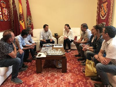 El Alcalde y la Asociacin de Vendedores Ambulantes trabajan conjuntamente en el proyecto futuro de instalar un mercado eventual en la Plaza de Espaa