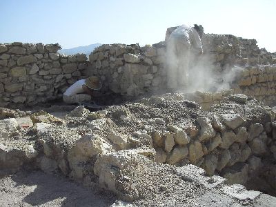 La aparicin de un taller de produccin de vidrio de los siglos XIV y XV confirma la existencia de un rea artesanal en el extremo de la judera lorquina