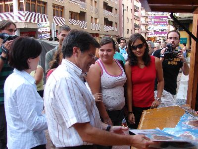 Cientos de lorquinos hicieron cola para recoger el programa de la Feria Grande y los salvamanteles
