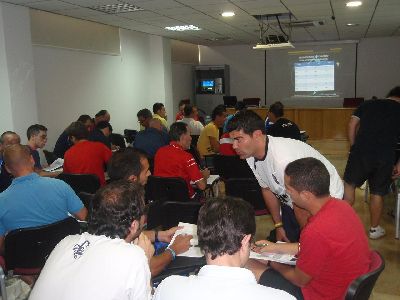 40 personas participan en el seminario ?Aspectos metodolgicos y planificacin en el ftbol? impartido en Lorca por el expreparador fsico del Liverpool, Antonio Gmez Daz