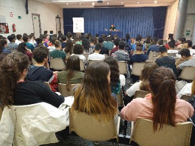 El escritor Luis Leante comparte con 400 alumnos de secundaria su libro ''Huye sin mirar atrs'' en un nuevo ''Encuentro con Autor''