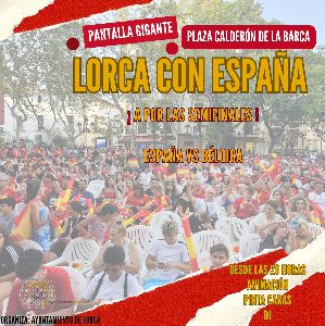 Una pantalla gigante en la plaza de Calder�n de la Barca para vivir el partido de la Selecci�n Espa�ola de cuartos de final del Mundial 