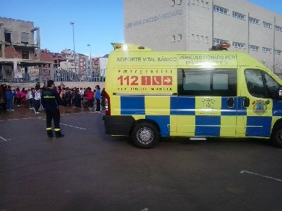 El Servicio de Emergencias Municipal de Lorca colabora en el simulacro de evacuacin por terremoto en el colegio Ana Caicedo realizado hoy