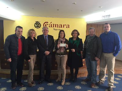 Una lorquina logra 3.000 euros al comprar en un comercio de la ciudad adherido a la promocin navidea Sol de Compras del comercio de calidad de la Regin