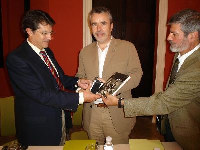 Jdar recibe 200 CDs con parte del patrimonio del archivo municipal digitalizado y otros 56 con documentos relativos a Lorca del Marquesado de Los Vlez