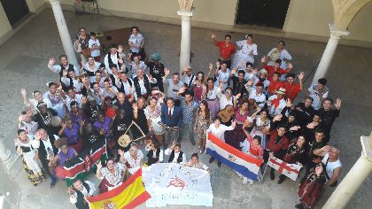 El Alcalde recibe a los grupos de Georgia, Paraguay, Kenia y Lorca que participarn hoy y maana en el XXIX Festival Internacional de Folclore ''Virgen de las Huertas''