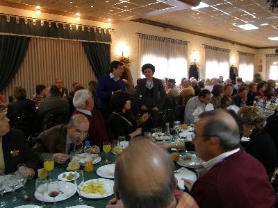 Dos centenares de personas en la comida para rehabilitar la parroquia de San Jos
