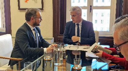 El alcalde aborda en Madrid el impulso a una vivienda digna y las ayudas por el terremoto