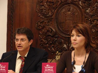 Los mayores entrarn gratis a Feramur y a ?Lorca, Taller del Tiempo?, tendrn invitaciones gratuitas en la feria de Medioda, un concierto de la Banda Municipal, as como merienda gratis amenizada por una revista y el do ?Azcar Moreno? como princip