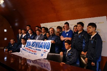 El Alcalde de Lorca felicita a la seccin de Balonmano de Eliocroca por los excelentes resultados logrados en esta temporada