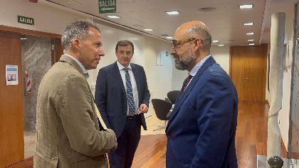 El alcalde obtiene el compromiso del presidente de ADIF de estudiar alternativas para salvar el cauce de la rambla de Torrecilla, como solicitan los vecinos afectados