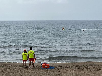 Socorristas de Puntas de Calnegre rescatan a una mujer de 76 aos con dificultad para alcanzar la orilla mientras nadaba 
