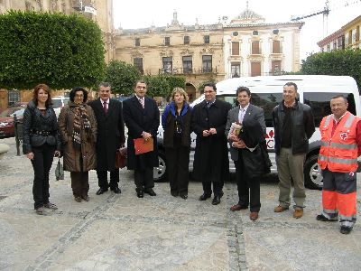 La edil de ONGs agradece a Caja Castilla La Mancha la especial sensibilidad mostrada a Cruz Roja Espaola de Lorca, a quien ha donado un nuevo vehculo