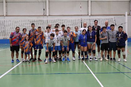 El torneo Voleibol en familia sigue creciendo y rene a un centenar de participantes en el pabelln de Las Alamedas
