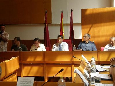 El alcalde anuncia que estar junto a los vecinos de Purias, Aguaderas y Avils que hace tres aos fueron incluidos sin su consentimiento dentro de planes urbansticos derivados de convenios