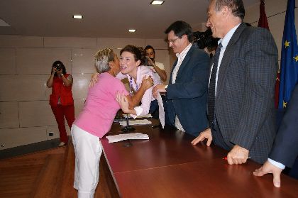 El Ayuntamiento entrega las viviendas temporales cedidas por Cruz Roja a 13 familias sin recursos del barrio de San Fernando que perdieron su residencia por los terremotos