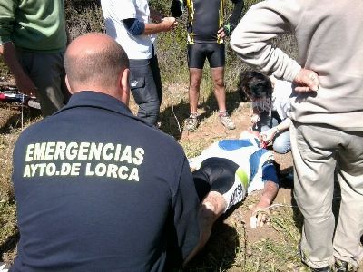 El Servicio Municipal de Emergencias asiste a un ciclista accidentado en el paraje de Villa Real (Purias)