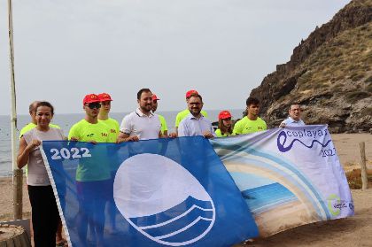 La cala de Calnegre ya exhibe las dos banderas que certifican su calidad y seguridad
