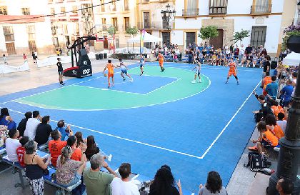 El baloncesto sale a la calle con el torneo 3x3 con fase final en la pista urbana habilitada en la Plaza de Espaa y con 32 equipos